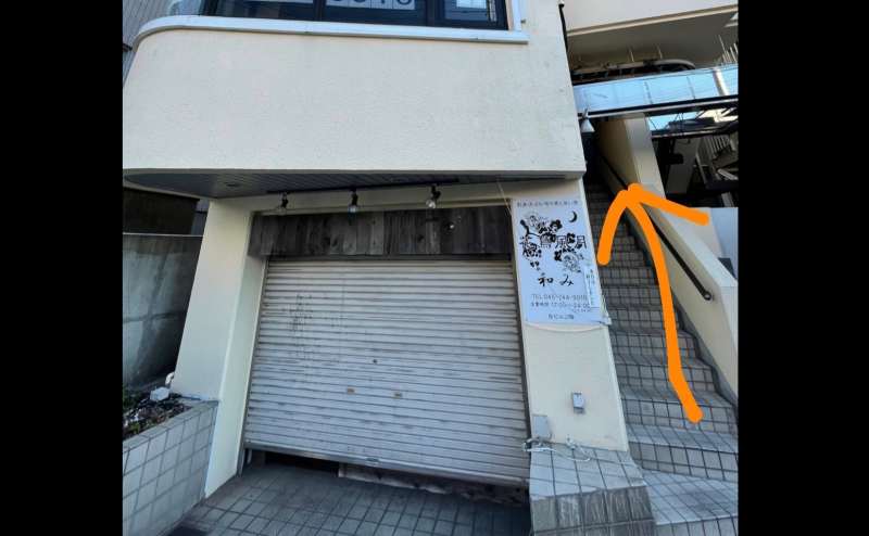 入り口はこちらの階段を登りエスカレーターで4階まで登ります。