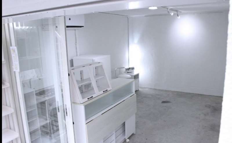 店舗内装です 会計などで使用できる棚がございます