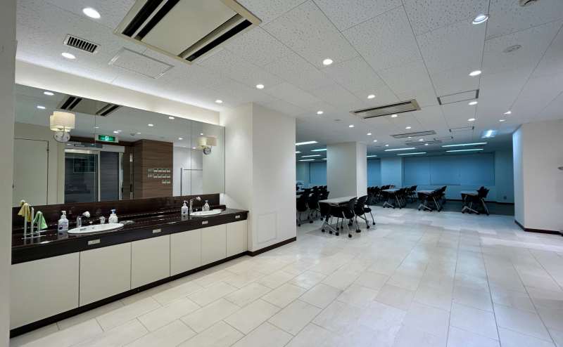 【洗面台が2つあるので、メイクセミナー等のご利用も可能です】 - TIME SHARING 渋谷東口 渋谷TRビル2Fの写真