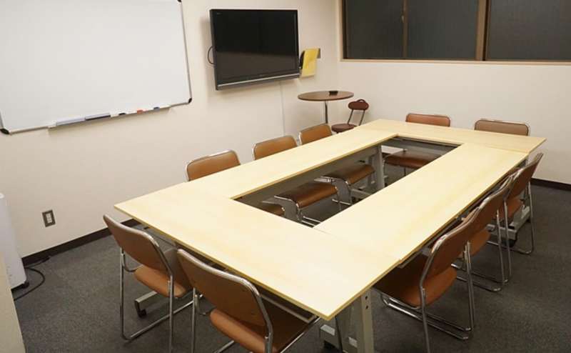 【JR新大阪駅東口】徒歩1分 絶対迷わない！格安 スクール形式10名 少人数の会議に レイアウト自由 Wi-Fi 等無料設備 窓あり/会議 面談 面接 打ち合わせ/大阪セミナーオフィス ルームO-2