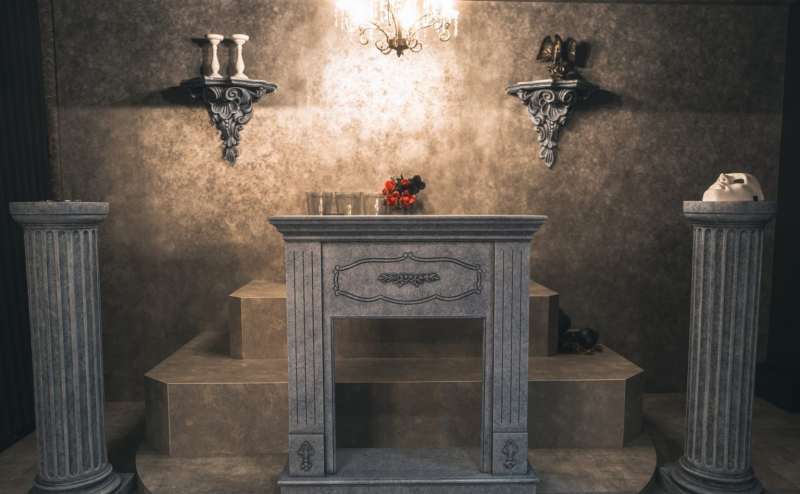 祭壇にシャンデリアなど、独特な世界観でイマジネーションが広がります