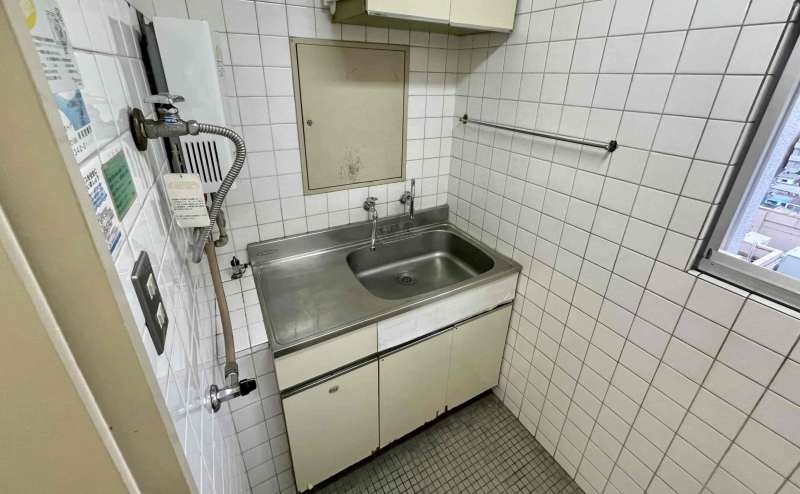 【７階のエレベーター横に流し台もございます。手洗い場としてご利用ください。※飲み残しや食べ残しを流す行為は禁止しております】 - TIME SHARING 新宿7Aの写真