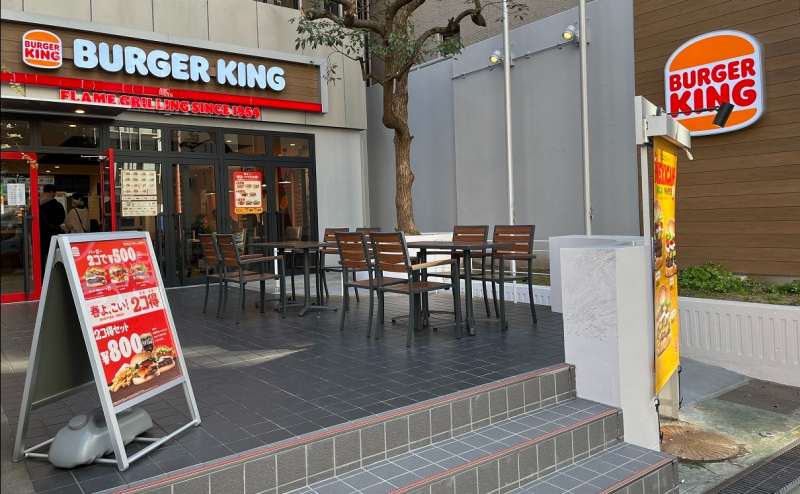 ３．「バーガーキング」を通り過ぎます。