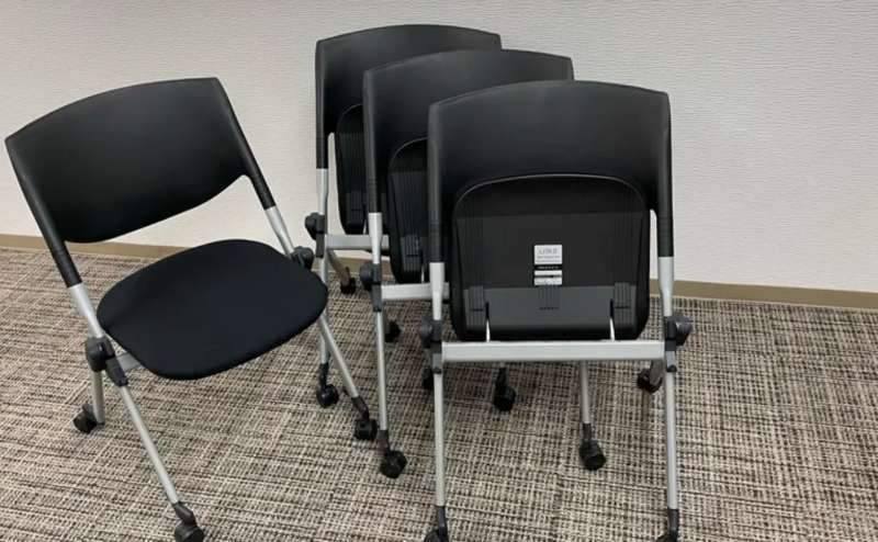 椅子はコンパクトに片付けることができます。広々としたスペースで女子会やママ友会はいかがでしょうか