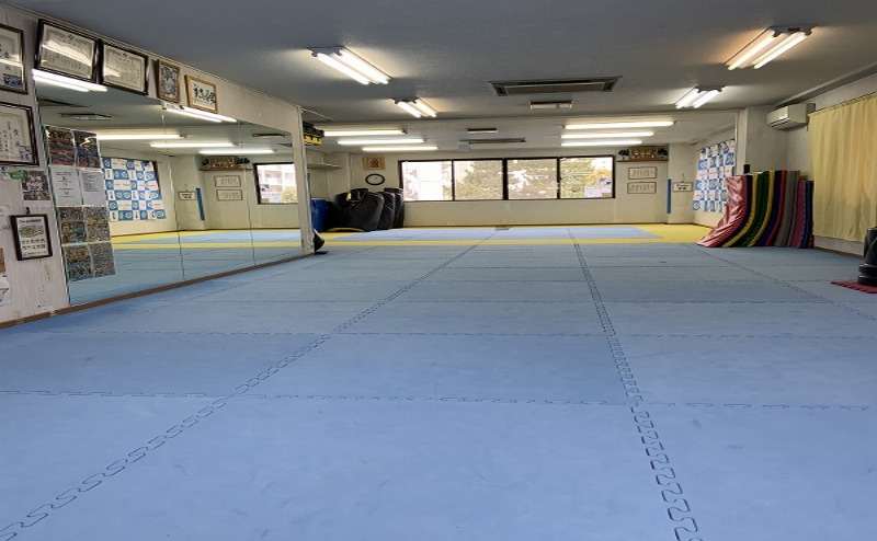 110㎡の広さ　側面鏡張り　床はジョイントマットを敷いています