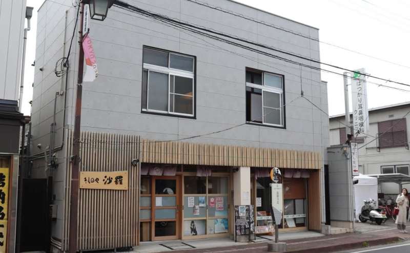 1階は「きもの沙羅」。こちらの2階が「昭和スペース」です。手前がバス停になります