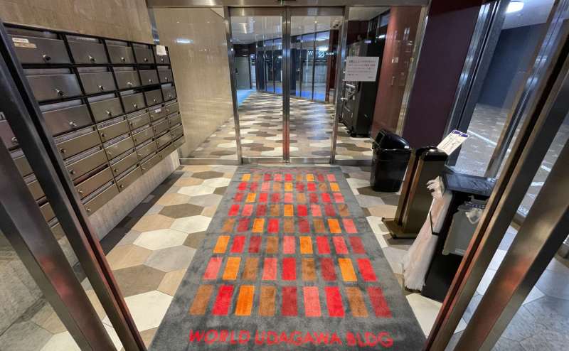 正面入口のエントランスが綺麗です - TIME SHARING 渋谷ワールド宇田川ビル7Bの写真