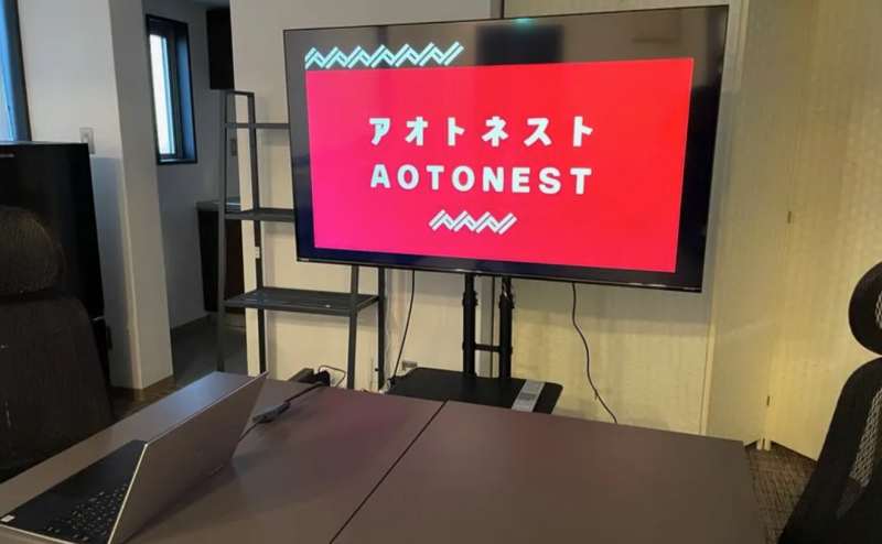 55インチ大型モニタあり。無料でご利用いただけます。Web会議にも