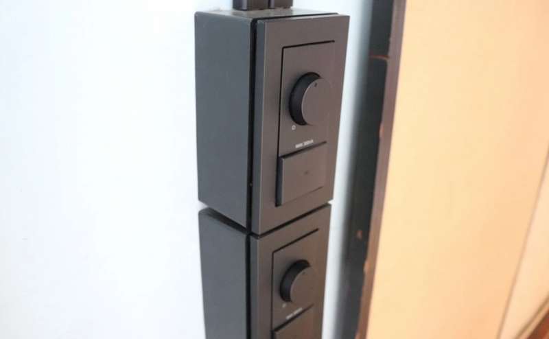 スポットライトのオンオフスイッチと光調コントローラー。ご自由にご利用ください