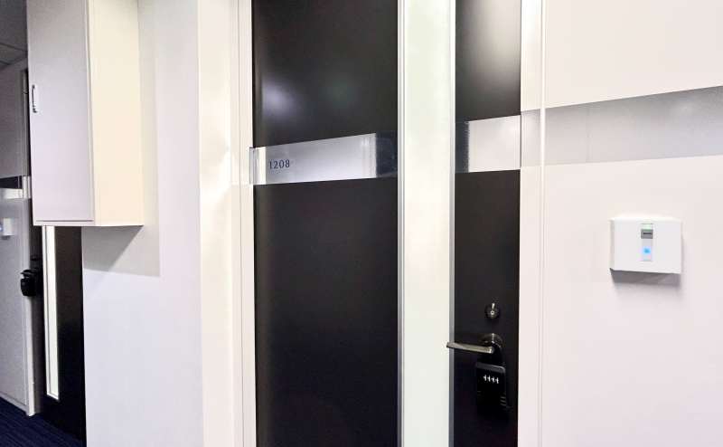 【ご予約の部屋まで進みドアノブにあるキーボックスよりカードキーをお取りの上、SECOMセンサーに当ててオートロックを解除ください】