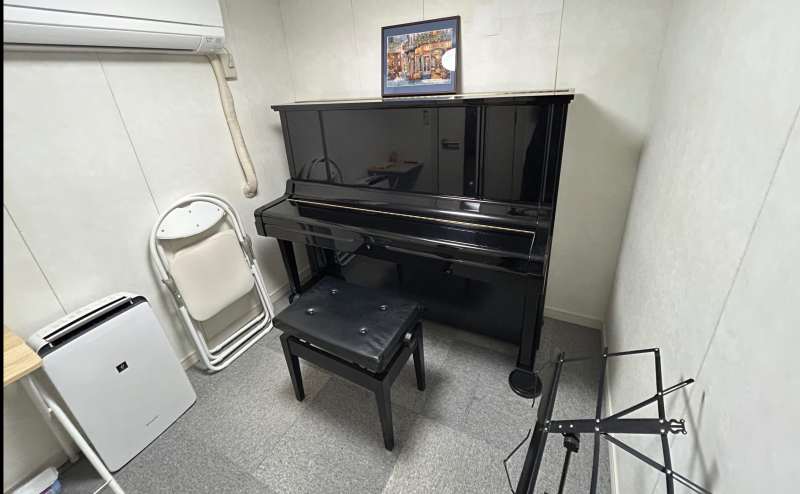 アップライトピアノ。左上に空調があります。