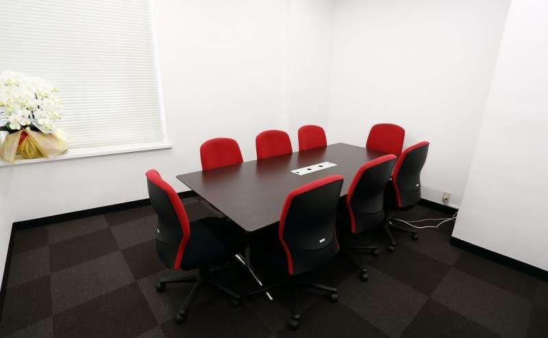 最大6名、会議形式、ホワイトボード1あり