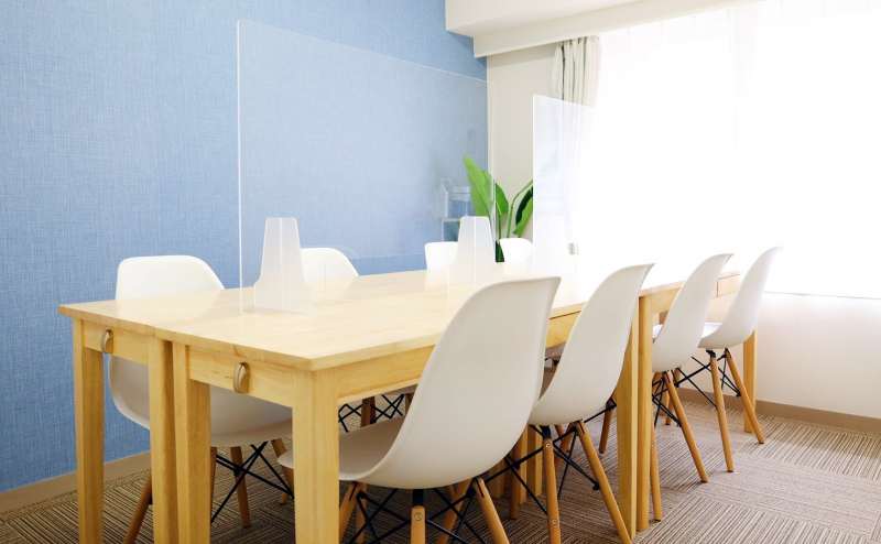 【新宿西口駅D5出口徒歩10秒】格安 窓あり 明るくきれい 最大10名着席可/Wi-Fi プロジェクターなど無料設備/靴のまま利用/会議 セミナー 研修 テレワーク 撮影 教室【みらいスペース西新宿】