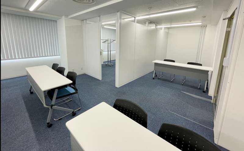 【会議室後方には控室・受付スペース・入口がございます】 - TIME SHARING 新宿8Aの写真