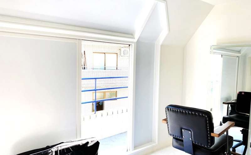 窓を開けると自然光がたっぷり入ってきます。 窓を開けた際は大きな音楽や大声など出さないように、騒音にご配慮下さい。 お帰りの前に必ず窓の施錠をお願いします。