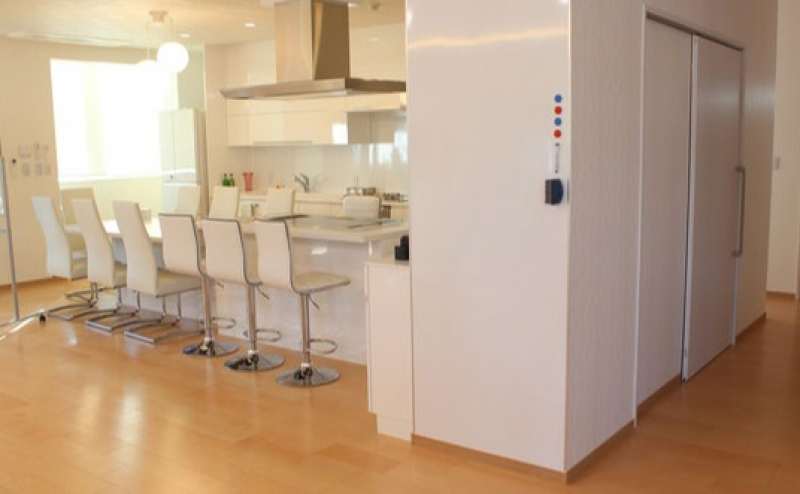 奥がキッチンで手前が壁面黒板です。会議や研修会にご利用いただけます