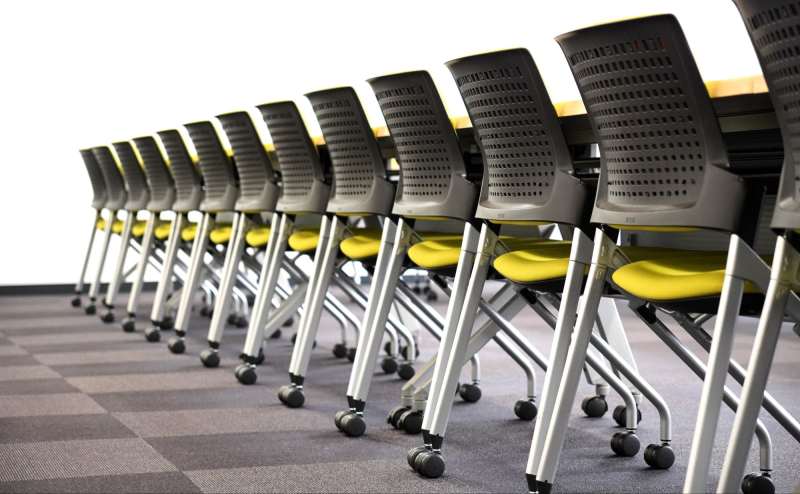 チェアとテーブルはキャスター付きのため、レイアウト変更が簡単です。