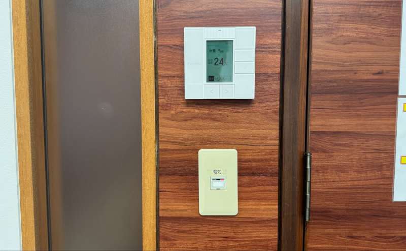 【電気＆空調のリモコンは入り口付近にございます。退室時は節電にご協力ください。】