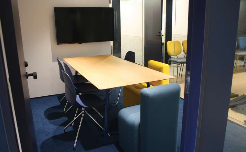 モニター、ウェブカメラ、ホワイトボード完備