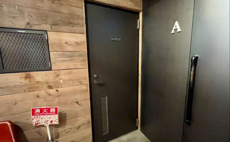 【廊下内・8A会議室の横には、他のお部屋と共用の男女共用トイレがございます】 - TIME SHARING 田町赤羽橋 8Cの写真