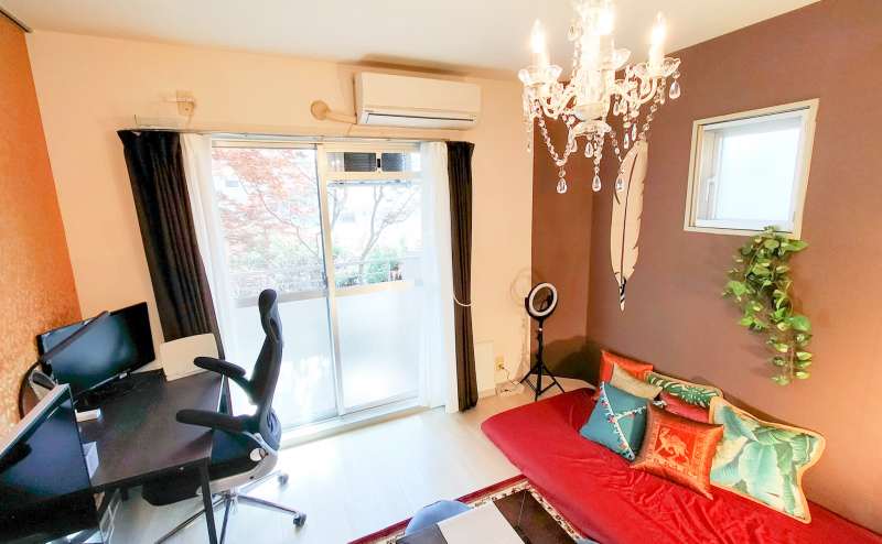 シャンデリアが美しいアジアンな内装！