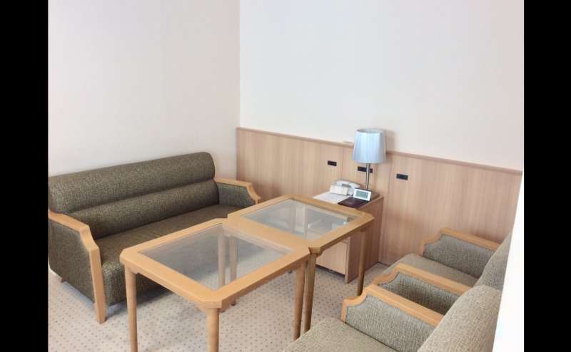 本館スーペリアルーム C 　ソファー＆テーブル レイアウトはスタッフにて承ります。