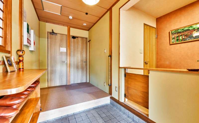 明るい玄関でお出迎えいたします