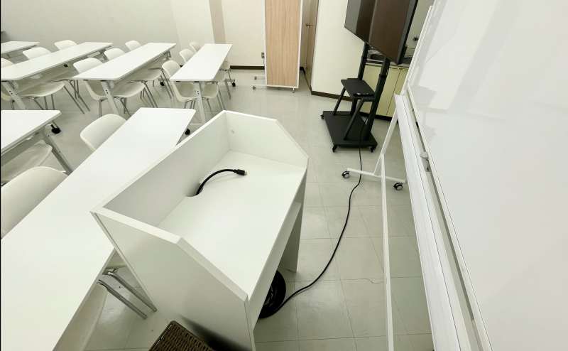 【モニターへは司会台に伸びているHDMIケーブルとPCを繋げるだけで簡単に接続できます】 - TIME SHARING 神保町 樋谷ビル5Aの写真