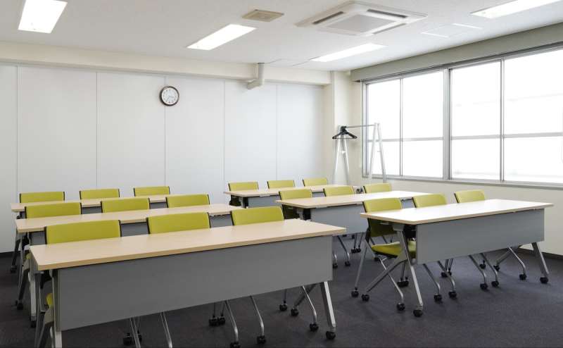 スタッフが別フロアに常駐しているため、当日に何かあっても臨機応変に対応できて安心です。※スクール形式　18名着席可能。