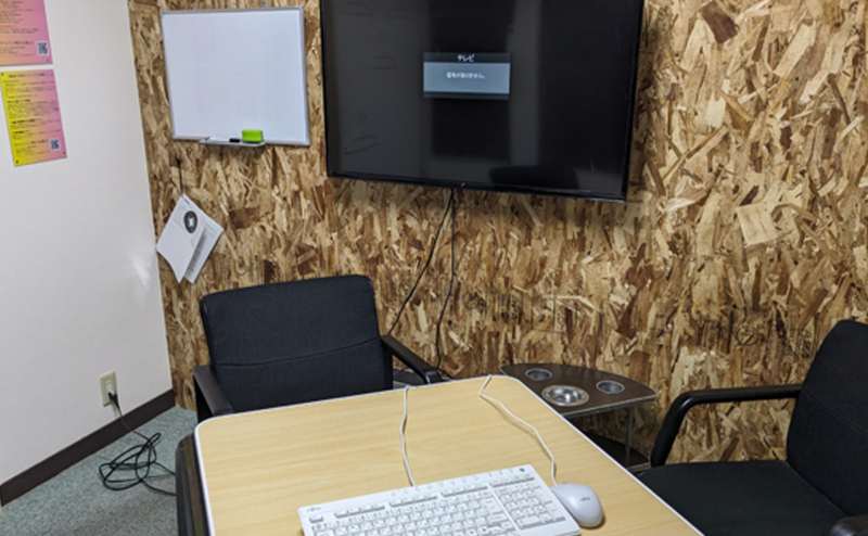 設置のパソコンを使いテレワークや自習にもお使いいただけます