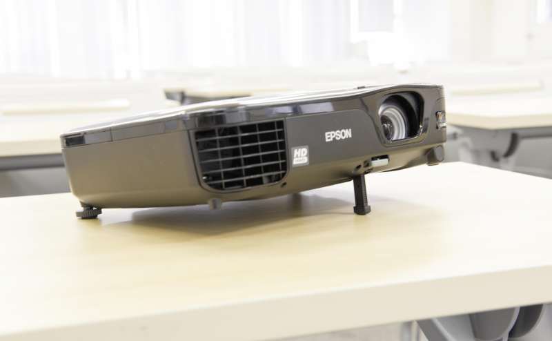 プロジェクタも完備。スクリーンは100インチでご用意。