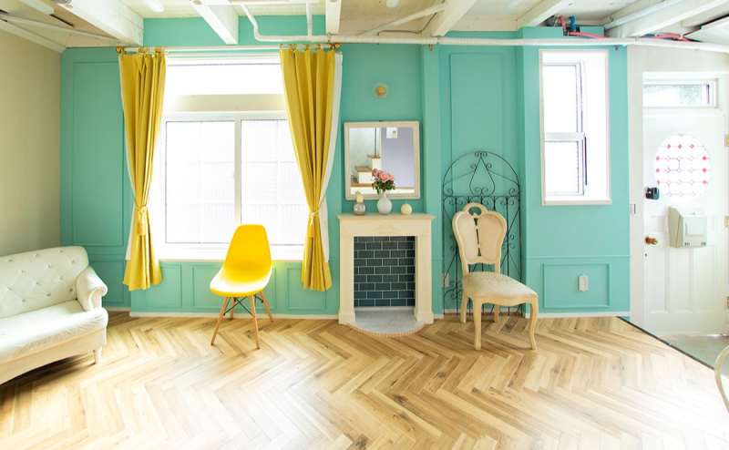 自然光がいっぱい 暖炉　カウチソファ