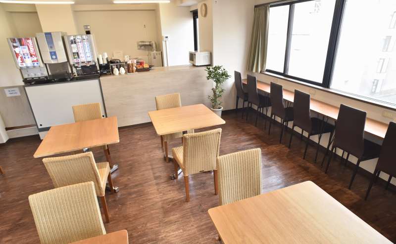 明るく清潔なカフェ風スペース