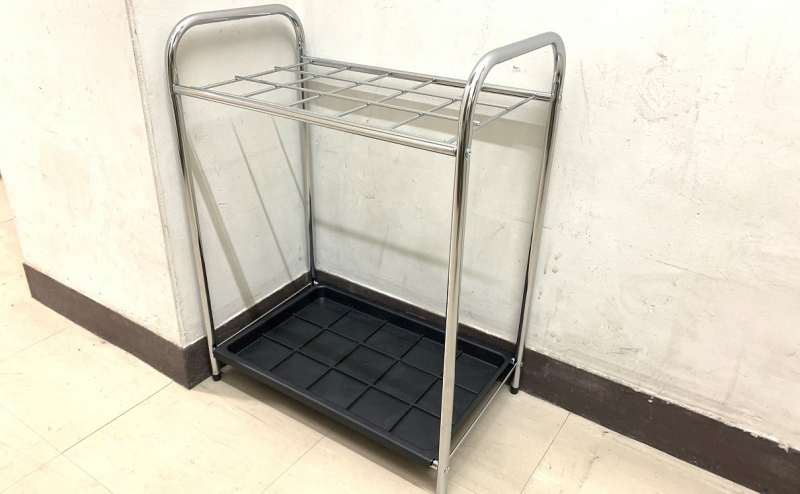 傘は出入口前の傘立てにお願いします。