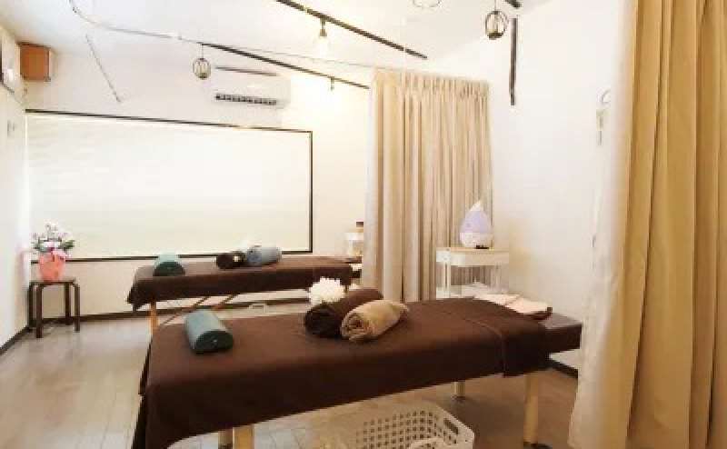 【鶴瀬駅】清潔でオシャレな駅近サロン 東武東上線 徒歩4分 半個室の施術ベッド 手ぶらOK スタッフ常駐/整体 筋膜リリース 足ツボ フェイシャル ヘッドスパなど/飲食不可/ベッドB/アロマの風