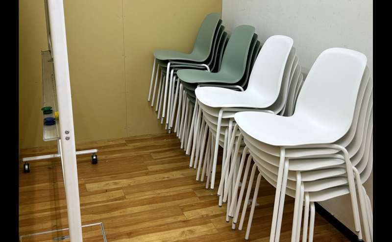 通常は25脚の設置です。予備の25脚は奥の収納スペースにございます。