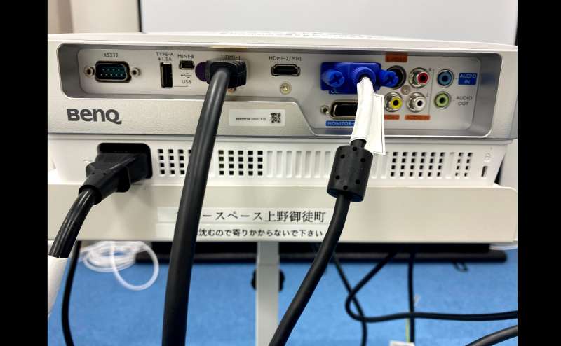 HDMI,D-Subなどが常備！ PCから簡単に接続で投影可能！