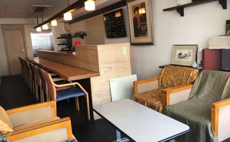 4人掛けソファとカウンターがあります