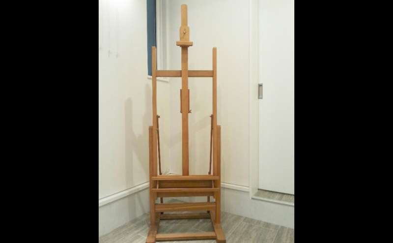 イーゼルは２つございます。ギャラリー内のどこでも移動できます