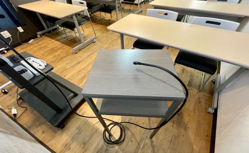 【モニターへは演台に伸びているHDMIケーブルを繋ぐだけなので簡単♪】 - TIME SHARING 四谷7Aの写真