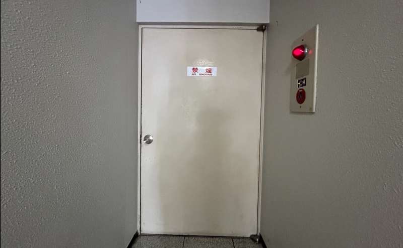 【※19時以降は、エントランスの扉を施錠しております。反対側の「禁煙」記載の通用口扉より、ご退館ください。】 - TIME SHARING 竹橋 旺巧ビル 4Fの写真