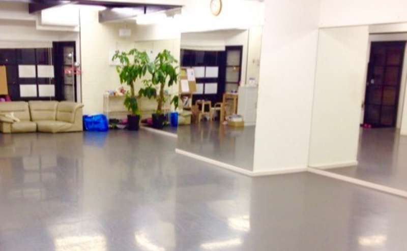 全面鏡張り。ソファもあります。