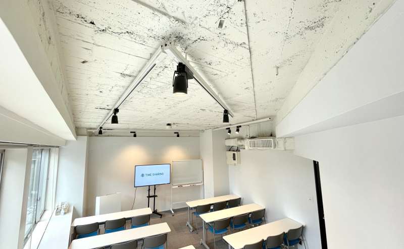 【真っ白な壁×剥き出しの天井×レールライトがおしゃれな空間】 - TIME SHARING 六本木 第6DMJビル 4Eの写真