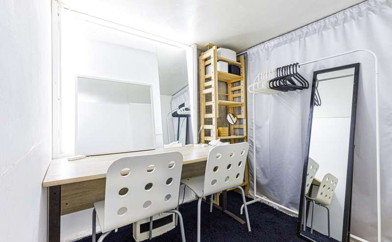 メイクルームは2名同時でのご使用も可能  着替え・控え室としてもお使い頂けます 常備品：スチームアイロン/アイロン台 ハンガーラック/粘着クリーナー