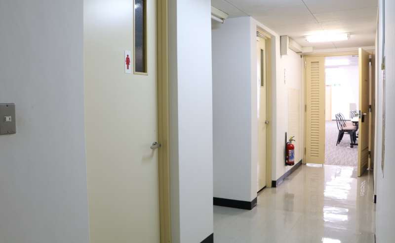 4階のスペース入口（正面突き当りのドアがスペース出入口です）廊下には男女別のトイレがあります - TIME SHARING 蒲田 第二美須ビルの写真