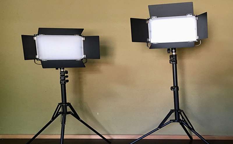 コンセント、バッテリー対応のLED照明機材2灯（有料レンタル）