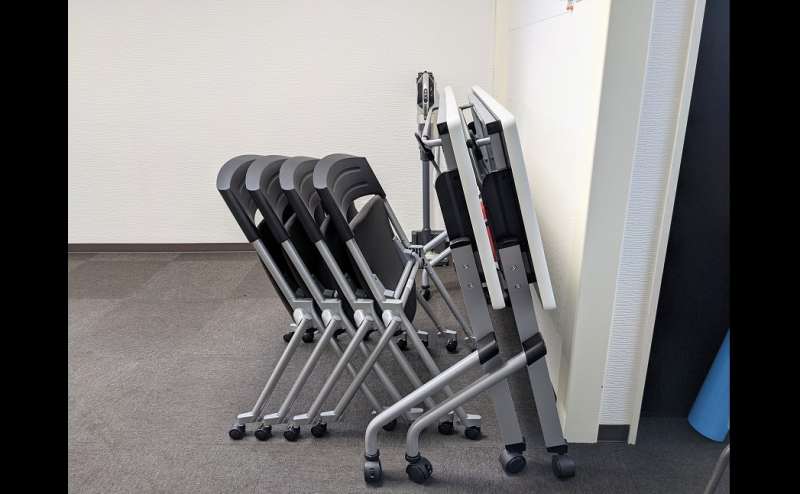 備品：折りたたみ式デスク