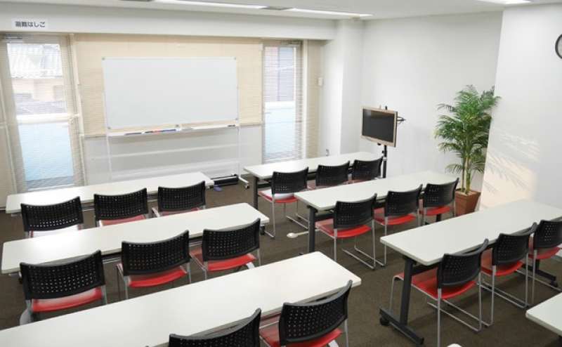 大き目の窓からは明るい光が差し込みお部屋を一層明るく