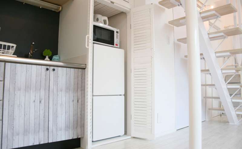 キッチンはガス使用は禁止ですが、無料でホットプレートの貸出あり。冷蔵庫・電子レンジ・電子ケトルはご自由にお使いいただけます！