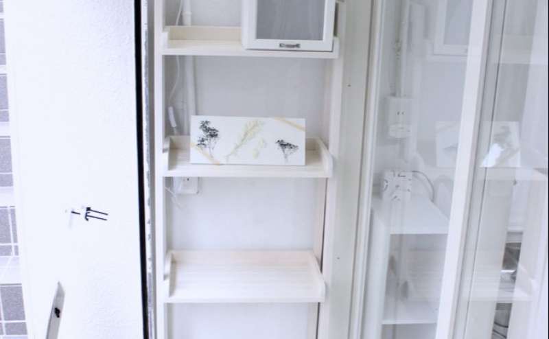 白い飾り棚がございます